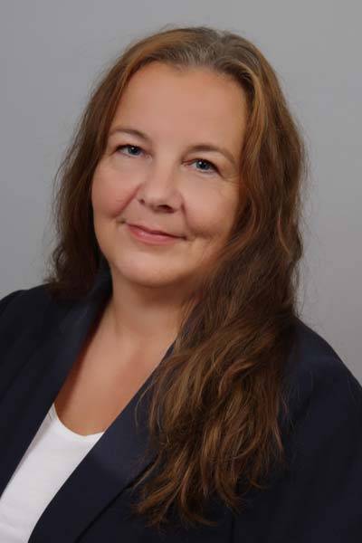 Melanie Patermann, Meisterin im Gebäudereiniger‑Handwerk, lächelt im Porträt – Ansprechpartnerin für Schulungen.